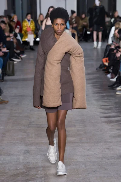 Look 19